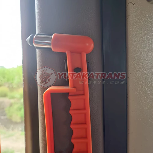 fasilitas bus glass breaker